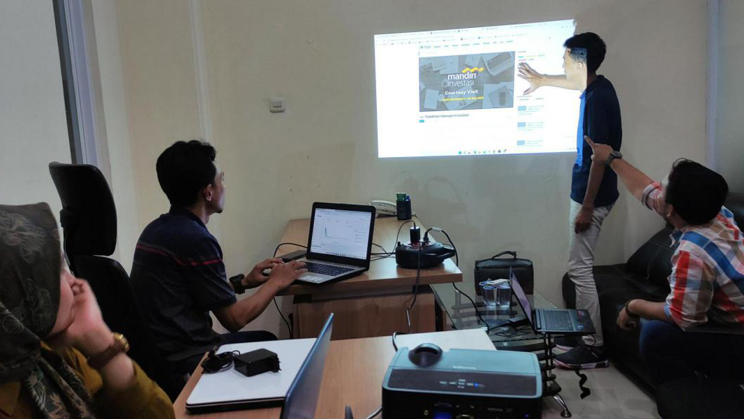 Tim IT Latih Pengelola Website 